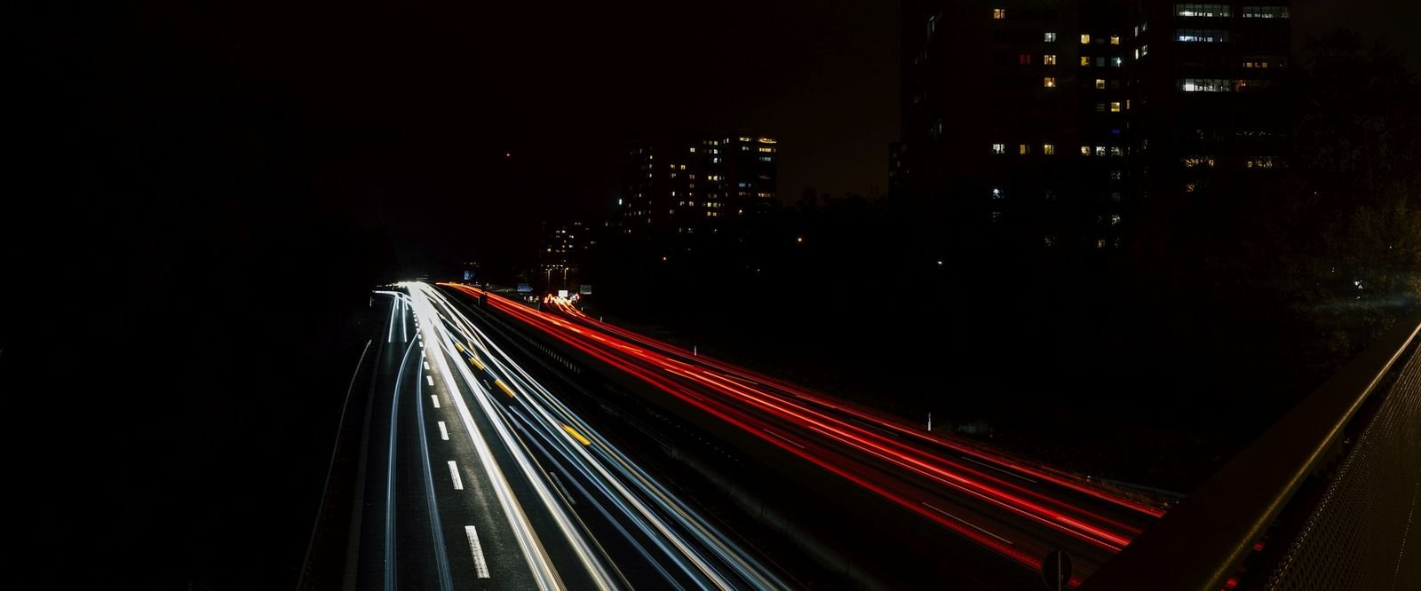 Autobahn bei Nacht mit Lichtspuren