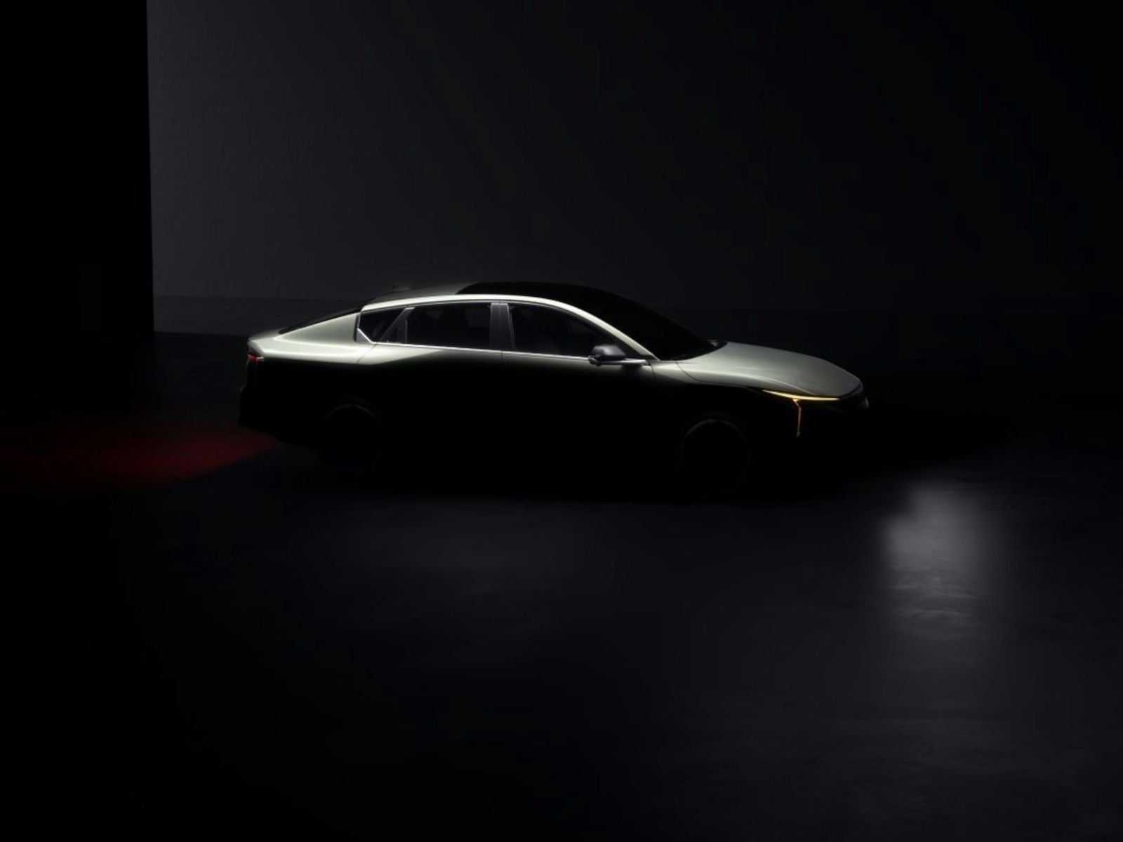 Berlina iluminada de lado en un estudio oscuro